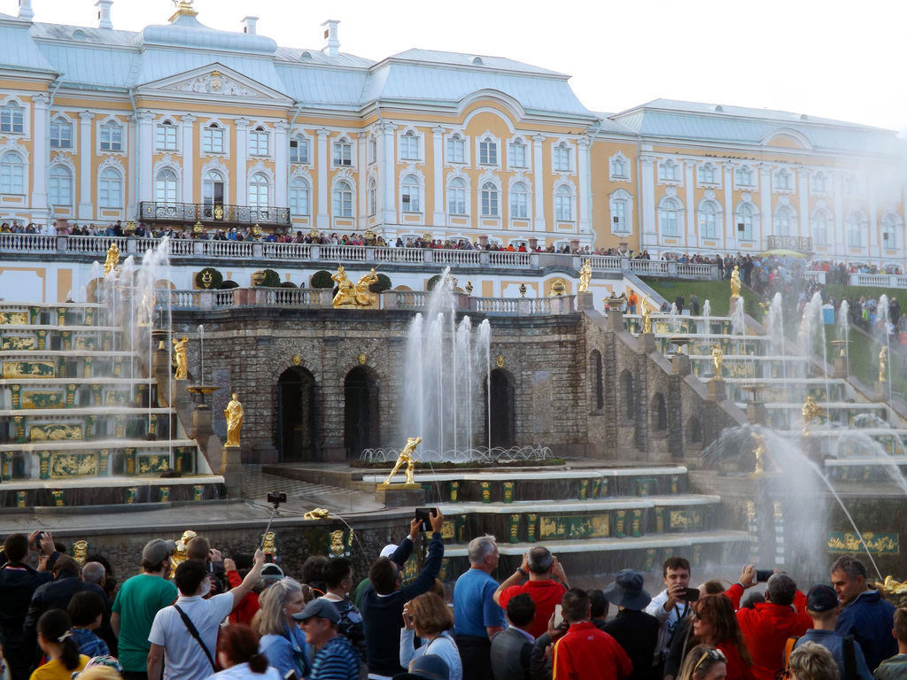 Большой дворец дворцово-паркового ансамбля "Петергоф" и каскад фонтанов