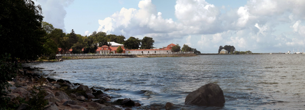 Панорамный вид на дворец "Монплезир" и Финский залив