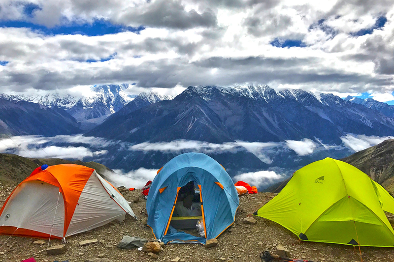 Туристические палатки в горах