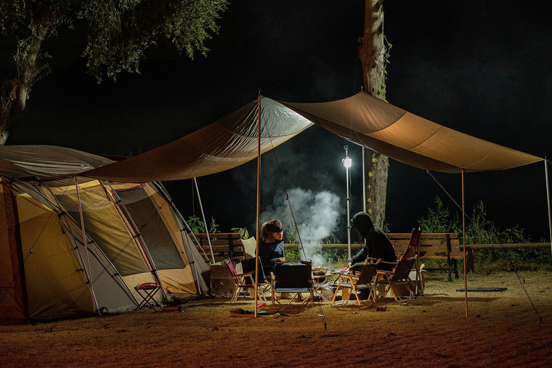 Романтический вечер у палатки в походе