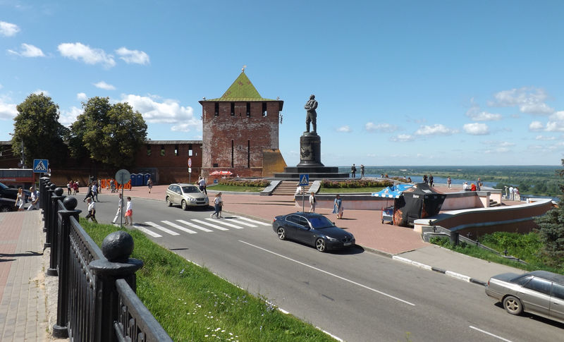 Памятник В.П. Чкалову и Георгиевская башня Нижегородского Кремля