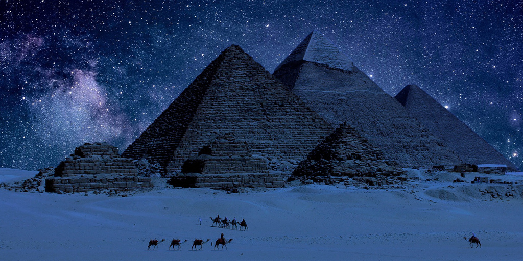 Египетская пустыня. Пирамиды ночью.
