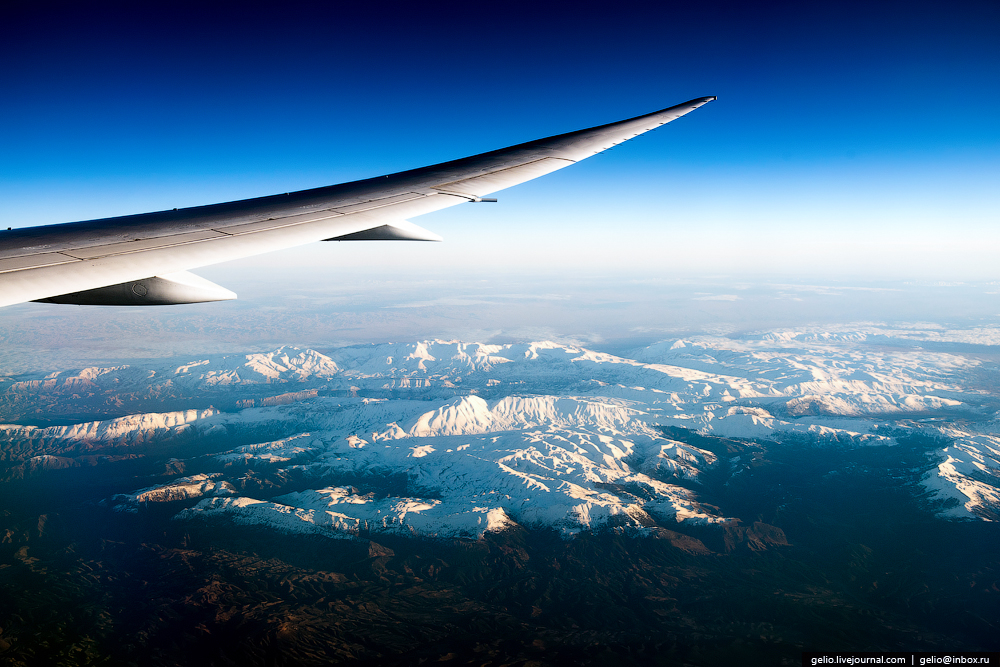 Вид на горы из иллюминатора самолёта