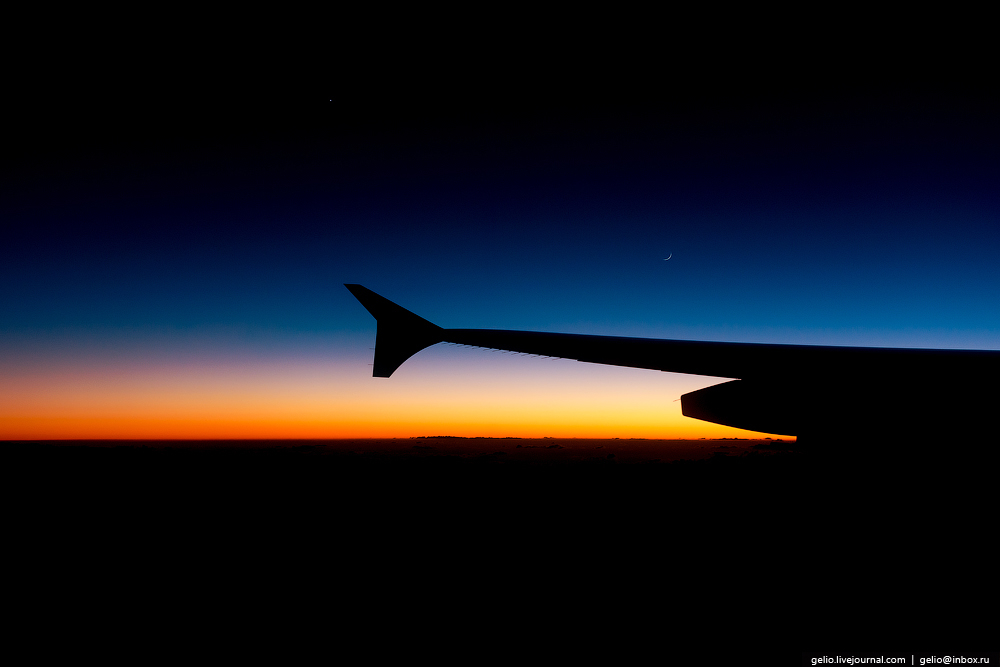 Вид на закат из иллюминатора самолёта