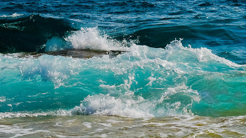 Морская волна на Кипре