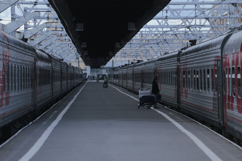 Поезда РЖД на перроне вокзала